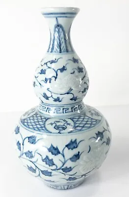 Antique Chinese Ming Yuan Style Blue And White Double Gourd Vase • $600