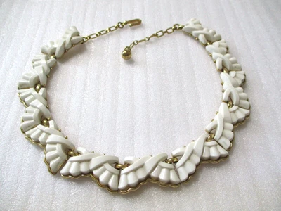 £8.49 • Buy Trifari Vintage Gold Tone White Molded Plastic Choker Collar Necklace~15 
