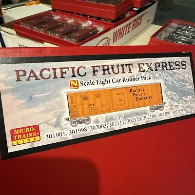 Pacific Fruit Express Eight Car Runner Pack 993 00 802 • $130