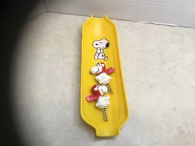 Vintage 1958 Peanuts SNOOPY Plastic Corn Holder Tray & (2) RED BARON Skewers • $20