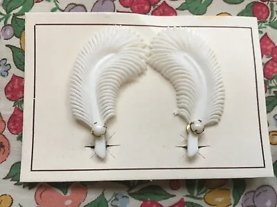 Vintage 60's Kitsch Novelty Plastic & Pearl Feather Clip On Earrings - White • £7.99