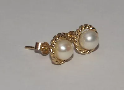 9ct Yellow Gold Pearl Stud Earrings • £44.99