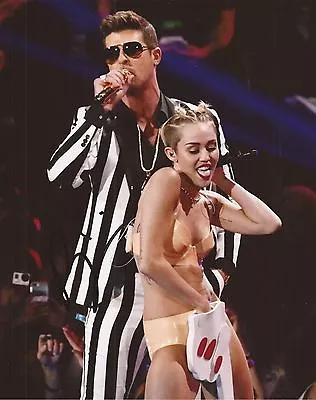 MUSIC: ROBIN THICKE SIGNED 10x8 LIVE PHOTO+COA *BLURRED LINES* *MILEY CYRUS* • £29.99