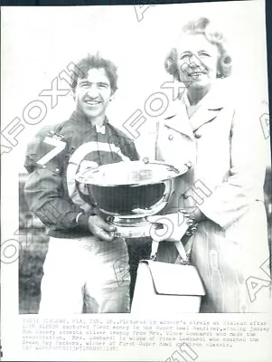 1971 Mrs Vince Lombardi Gave Jockey Bob Ussery The Silver Trophy Press Photo • $15