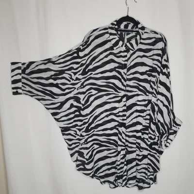 $35 • Buy Zebra Print Women's Bat Wing Slit Sleeved Top Euc Size 2XL Plus Sized