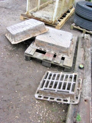 £145 • Buy 1no CAST IRON MANHOLE COVER & FRAME. APPROX 600mil SQ VERY HEAVY DUTY.. CHOICE