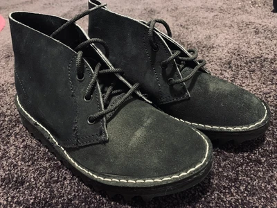 $150 • Buy Rossi Ripple Desert Boots - Size 5