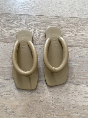 $99.99 • Buy Staud Rio Flip Flop Tan Size 37 $225