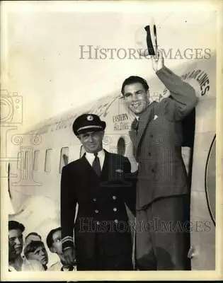 1938 Press Photo Boxer Max Schmeling Waving His Hat From An Airplane Entry • $19.99