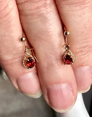 9CT .375 VINTAGE YELLOW GOLD PEAR DROP 1/4ct GARNET EARRINGS - EXCELLENT COND. • $31.07