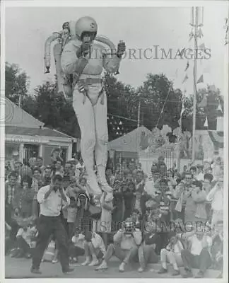 1966 Press Photo Spectators Watch As Gordon Yaeger Lands During The State Fair • $19.99