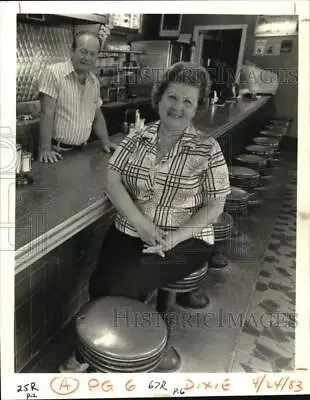 1983 Press Photo Mr & Mrs Bob Stratman Proprietor Of Flying Saucer Restaurant • $15.99