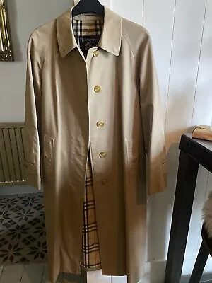 Vintage Women’s Burberry Trench Coat • $442.03