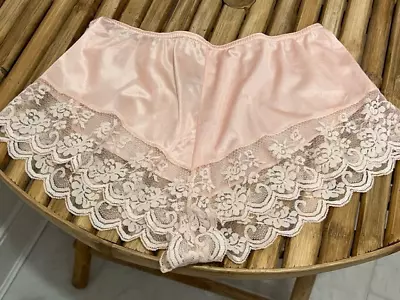 VTG SILKY PINK SCALLOPED CHANTILLY LACE By MAIDENFORM PETTIPANTS BOY SHORTS 7 • $3.25