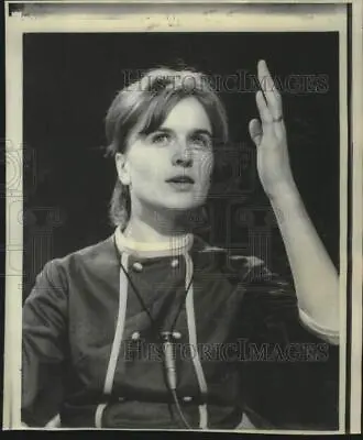 1968 Press Photo Marina Oswald Porter Gestures During Dallas News Interview • $19.99