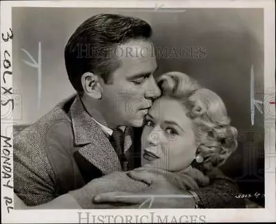 1953 Press Photo Richard Carlson Hugs Veronica Hurst In  The Maze  - Pio45569 • $17.99