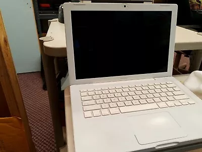 143 - Apple  MacBook Core 2 Duo2.4 13  (White-08) A1181 FOR PARTS / AS-IS • $40