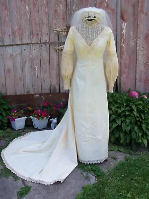 Size Small Vintage 1960s Ivory Wedding Dress With Train & Veil 26  Waist • $74.95