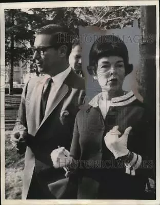 1966 Press Photo Ms Marjorie Farber & Atty George Chamblin - Neo25781 • $19.99