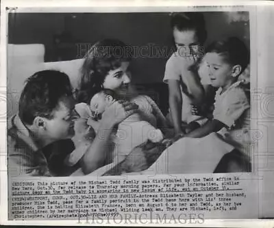 1957 Press Photo Actress Elizabeth Taylor With Mike Todd And Children At Home • $29.88