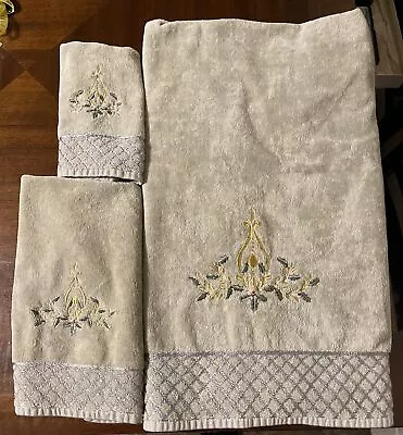 Saturday Knight LTD VINTAGE   Green Gold Embroidered   Christmas Towel Set 3 Pc • $14.95