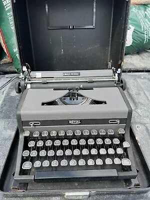 Vintage 1930’s-40’s Royal Quiet Deluxe Manual Typewriter In Case • $50