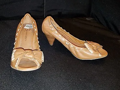 NWOB~ B. MAKOWSKY *6.5 Med* Caramel Brown Gathered Lea 2.5  Cuban Heel Peep Toes • $11.99