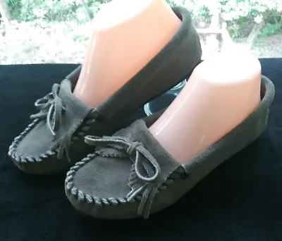 Minnetonka Moccasins Kilty 401T Gray Suede Womens Size 6  Hardsole Slip On Shoes • $33.95