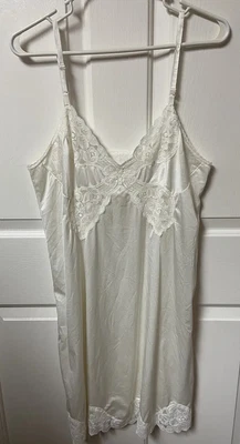 $22.99 • Buy Vintage Vanity Fair Full Slip Sz 38 Ivory Long Lace Nylon Excellent Condition