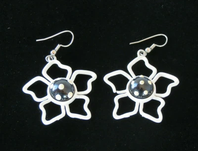 Vtg C 60s 70s Daisy Black & White Enamel Flower Pierced Earrings Drop/Dangle • £9.27