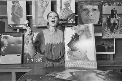 Model Nicki Howorth At An Auction Of 1973 Pirelli Calendar 1970s OLD PHOTO • $9