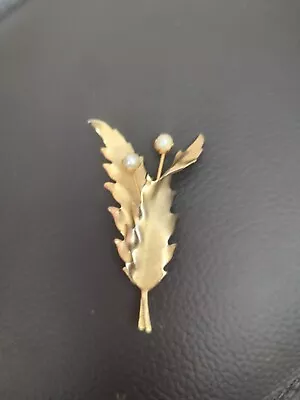 Vtg Leaf Gold-Tone Faux Pearl Brooch/Pin Pretty • $9.99