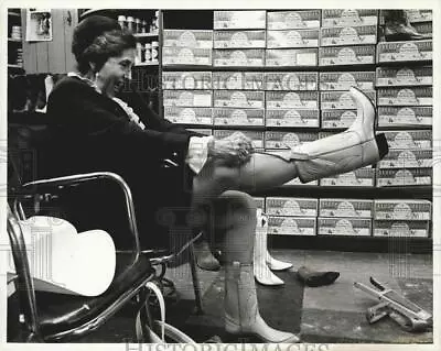 1968 Press Photo Pianist Mme. Kraus At Leddy's Cowtown Emporium Trying On Boots • $29.88