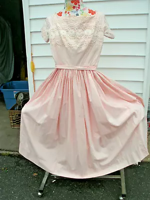 1960's Ladies Dress By  Mr Mort Label--Pink With Embroidered Daisies---Original • $16.99