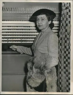 1952 Press Photo Mrs. Ellen Borden Stevenson Stands At Chicago Voting Machine • $19.99