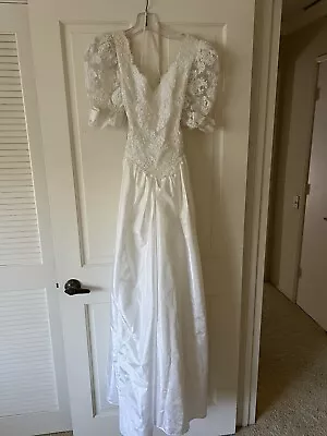 Vintage 1990s Wedding Dress Size 8 • $20