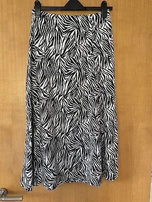 NEW LOOK Black & White Zebra Print Skirt - Size 10 - IMMACULATE  • £4.99