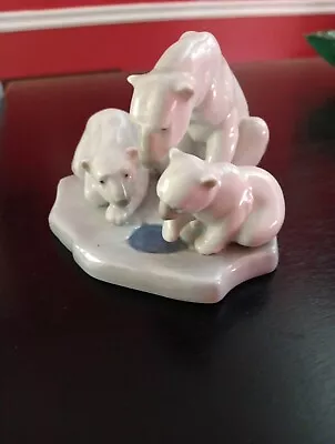  Lladro Polar Bear Family   BEARLY LOVE    #1443  • $48