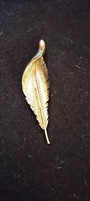 Beautiful Vintage HOLLYWOOD Gold Tone Textured Feather Brooch • £18.95