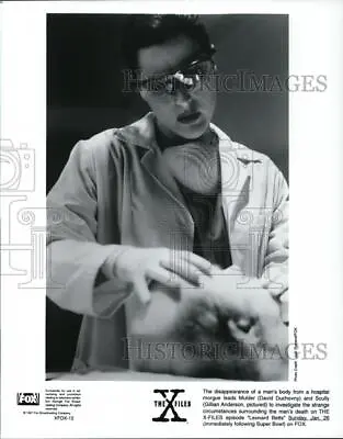 1995 Press Photo Gilliam Anderson Of The X Files - Cvp60990 • $19.99