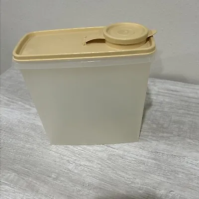 Vintage Tupperware Cereal Container 80’s • $5