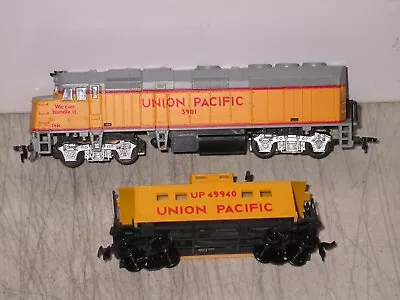 Life-Lke HO Union Pacific F40PH Powered Diesel Locomotive Cab 3901 Caboose 49940 • $29.99