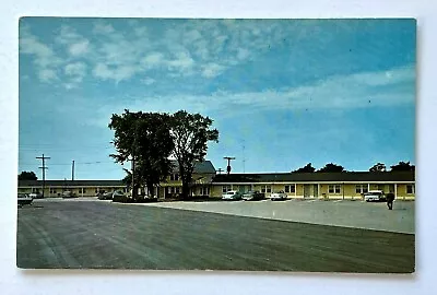 1960s Seekonk Massachusetts Town N Country Motel Parking Lot Vintage Postcard • $8.50