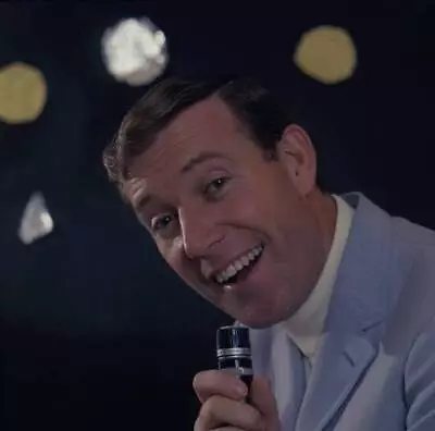 Irish Singer Val Doonican Posed Holding A Microphone 1968 Old Photo 1 • $9