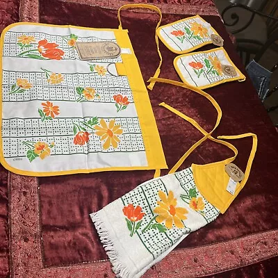 Vintage Retro Apron Towel Oven Mitts Print The Kitchen Works USA Timeless Design • $15.95