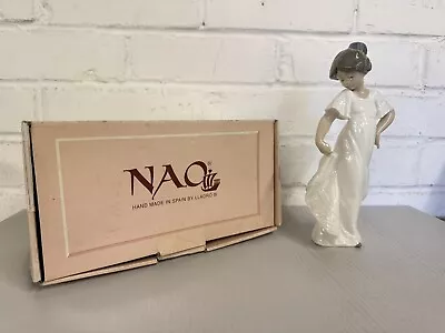 NAO By Lladro Figurine 'How Pretty' From The Beautiful Girl Collection No. 01110 • £29.99