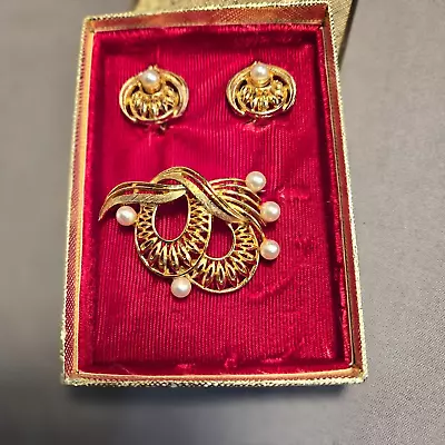 Vintage Lisner Earrings And Brooch Set In Box. • $12