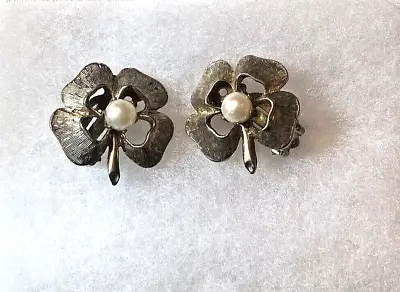 Vintage Irish Shamrock Clip Earrings With  Faux Pearl In Center EUC • $18.50