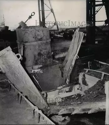 1957 Press Photo Broken Catwalk 21-ton Ladle Molten Steel At Oregon Steel Mill • $19.99