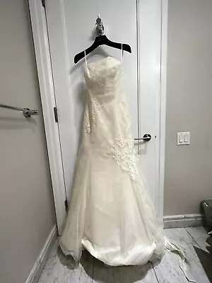 Vera Wang Esther Wedding Dress • $799